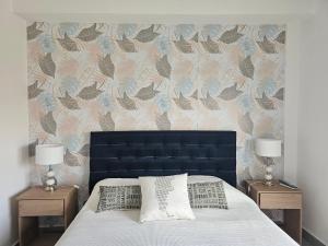 una camera con un letto e due comodini con lampade di CORRIENTES Apartamento con cochera auto a Corrientes