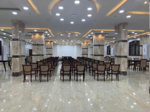 un salón de banquetes con sillas y mesas en un edificio en Badr Hotel & Resort El Kharga, en Al Khārijah