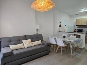 sala de estar con sofá y mesa con sillas en CORRIENTES Apartamento con cochera auto en Corrientes