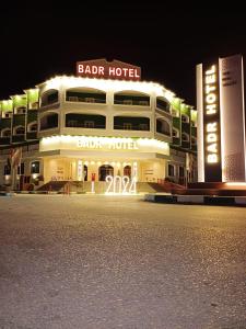 um grande edifício com um bar hotel à noite em Badr Hotel & Resort El Kharga em Al Khārijah