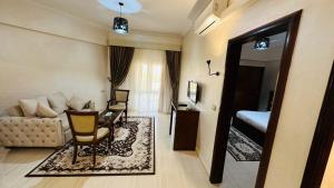 uma sala de estar com um sofá e uma mesa em Badr Hotel & Resort El Kharga em Al Khārijah