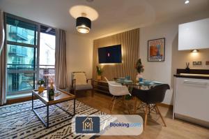 Кът за сядане в LGI Stunning 1 Bedroom Apartment By Movida Property Group Short Lets & Serviced Accommodation
