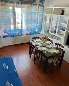 - une salle à manger avec une table et des chaises dans l'établissement villino Morena, à Torre del Lago Puccini