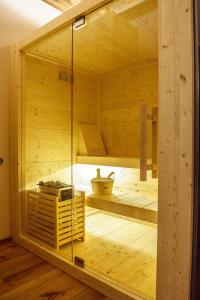 una grande sauna in legno con parete in vetro di PALMANOVA SUITE HOME a Palmanova