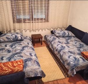un soggiorno con 2 letti e un divano di Drinska lepota a Ljubovija