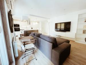 uma sala de estar com um sofá e uma televisão em New Apartament close to IFEMA-AEROPUERTO em Madri