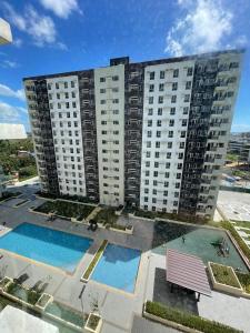 een appartement met 2 zwembaden voor een hoog gebouw bij Avida Tower 3 L21 staycation rm 117 in Iloilo City