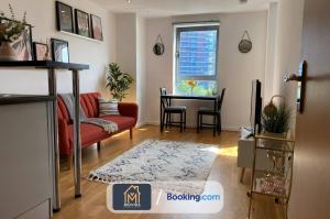 Posezení v ubytování Stylish One Bedroom Apartment By Movida Property Group Short Lets & Serviced Accommodation Leeds