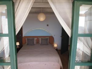 una camera da letto con un letto a baldacchino di Cretan Holiday Cottage a Ierápetra