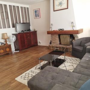 Posezení v ubytování Spacieux Appartement RDC tout confort + 2 fotografie