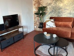 een woonkamer met een bank en een tafel bij Appart COZY proche ORLY/PARIS in Villeneuve-le-Roi