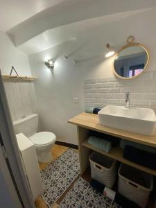 格拉斯的住宿－Appartement • centre historique Grasse，一间带水槽和卫生间的浴室