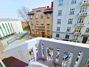 - une vue depuis le balcon d'un bâtiment avec des bâtiments dans l'établissement APARTAMENT BÉATRICE, à Przemyśl