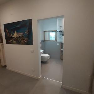 ein Bad mit einem WC und einem Wandgemälde in der Unterkunft La dimora del Conte in Trient
