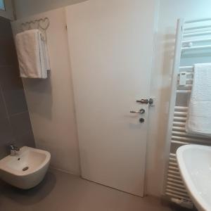ein weißes Bad mit einem Waschbecken und einem WC in der Unterkunft La dimora del Conte in Trient