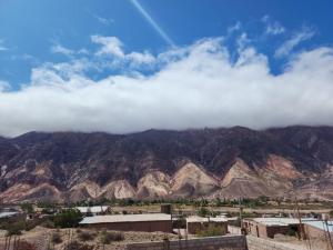 einen Blick auf die Berge mit Wolken im Himmel in der Unterkunft Maima Host II in Maimará