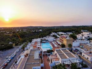een luchtzicht op een stad met een zwembad bij Messapia Hotel in Marina di Leuca