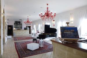 TV a/nebo společenská místnost v ubytování Messapia Hotel