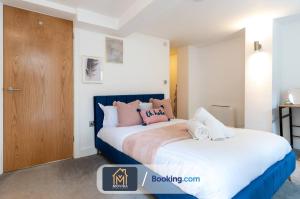 a bedroom with two beds with white and pink pillows at Stylish Two Bed Town Centre Apartment By Movida Property Group Short Lets & Serviced Accommodation With Parking in Harrogate