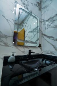 uma casa de banho com um lavatório e um espelho em Villa moderne Marrakech em Marrakech