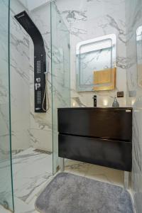 uma casa de banho com um lavatório e um espelho em Villa moderne Marrakech em Marrakech