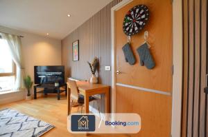 a room with a door and a dart board on the wall at One Bed Docklands By Movida Property Group Short Lets & Serviced Accommodation Hunslet in Hunslet