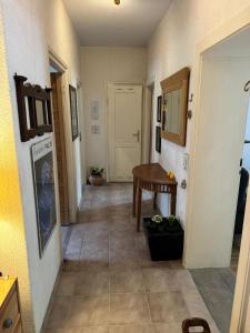 a hallway with a table and a door at Gemütliches komfortables Zimmer für 1 Person im Zentrum in Munich