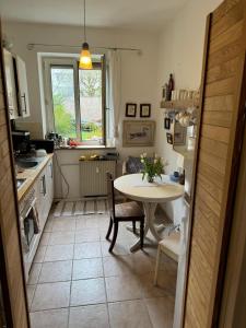 a kitchen with a table and a table and a window at Gemütliches komfortables Zimmer für 1 Person im Zentrum in Munich