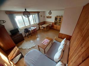 Łóżko lub łóżka w pokoju w obiekcie Chata na Poskle u lesa s výhledem