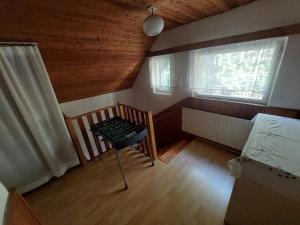 Łóżko lub łóżka w pokoju w obiekcie Chata na Poskle u lesa s výhledem