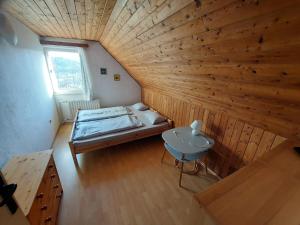 Postel nebo postele na pokoji v ubytování Chata na Poskle u lesa s výhledem + 18 fotografií