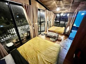 Zimmer mit 2 Betten und einem großen Fenster in der Unterkunft Joyz House Da Lat in Da Lat