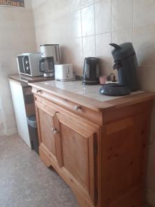 - un comptoir de cuisine avec une cafetière et des appareils électroménagers dans l'établissement Cabourg Charmant studio centre ville RUE DE LA MER, à Cabourg