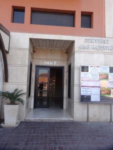 un edificio con una puerta de cristal delante de él en Appartement Majorelle 27, en Marrakech