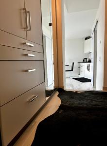 Modern Studio with Lake View near Zurich客房内的一张或多张床位