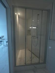 Modern Studio with Lake View near Zurich的一间浴室