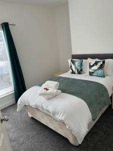 เตียงในห้องที่ Robinhuts Stays - 3 Bed property Perfect for contractors and families