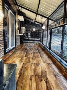 ロナバラにあるImagine Loveの納屋の中の木製の床の空間