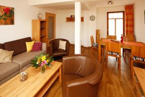 ein Wohnzimmer mit einem Sofa und einem Tisch in der Unterkunft Ferienwohnung Morgensonne am Kurpark in Bad Berka