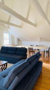 Maison TURCOT في سان هياسنت: غرفة معيشة مع أريكة زرقاء وطاولة