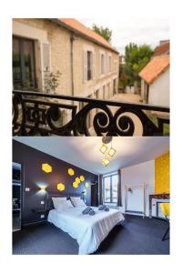 2 fotos de un dormitorio con cama y balcón en La Longère de Neuville-Futuroscope-Poitiers en Neuville-de-Poitou