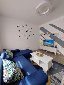 クマノヴォにあるLili`s Apartmentのリビングルーム(青いソファ、階段付)
