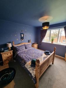 ein Schlafzimmer mit einem Holzbett und einem Fenster in der Unterkunft Apartment 9 3/4 in Watford