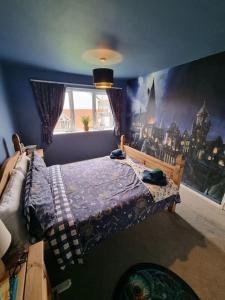 - une chambre avec un lit orné d'une peinture murale dans l'établissement Apartment 9 3/4, à Watford