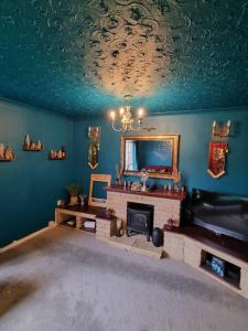- un salon avec une cheminée et un miroir dans l'établissement Apartment 9 3/4, à Watford