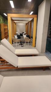 eine Gruppe von Stühlen und Tischen in einem Zimmer in der Unterkunft Studio Novo, aconchegante! in São Paulo