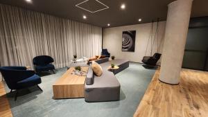 ein Wohnzimmer mit einem Sofa, einem Tisch und Stühlen in der Unterkunft Studio Novo, aconchegante! in São Paulo