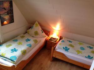 two twin beds in a small attic bedroom at Am-Deichtor in Dornumersiel