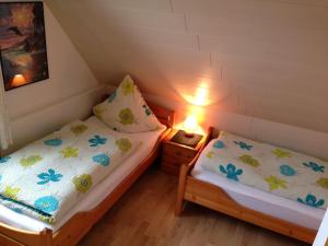 2 Einzelbetten in einem kleinen Schlafzimmer im Dachgeschoss in der Unterkunft Am Deichtor in Dornumersiel