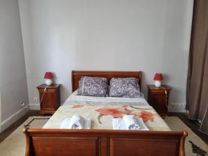 - une chambre avec un lit et des serviettes dans l'établissement Spacieux Appartement RDC tout confort, à Lorient